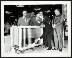 Marlin Perkins & Mayor Richard J. Daley with brown bear gift from West Berlin, 1961